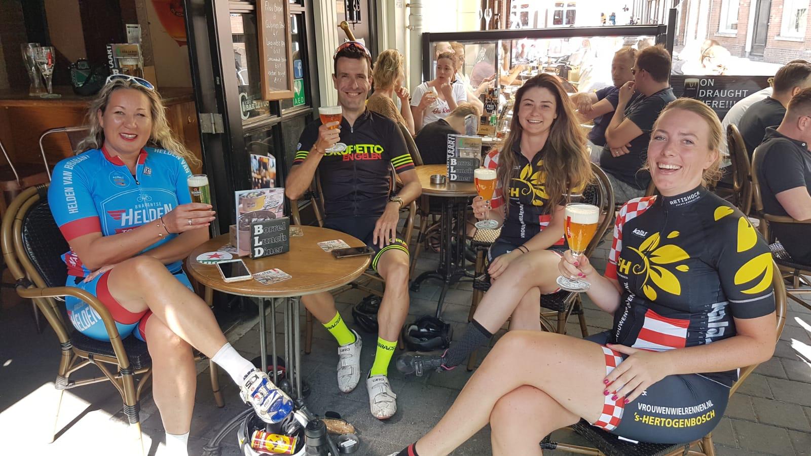 Proost! Finish van de Tour de la Biere de Belgique op het terras in Den Bosch