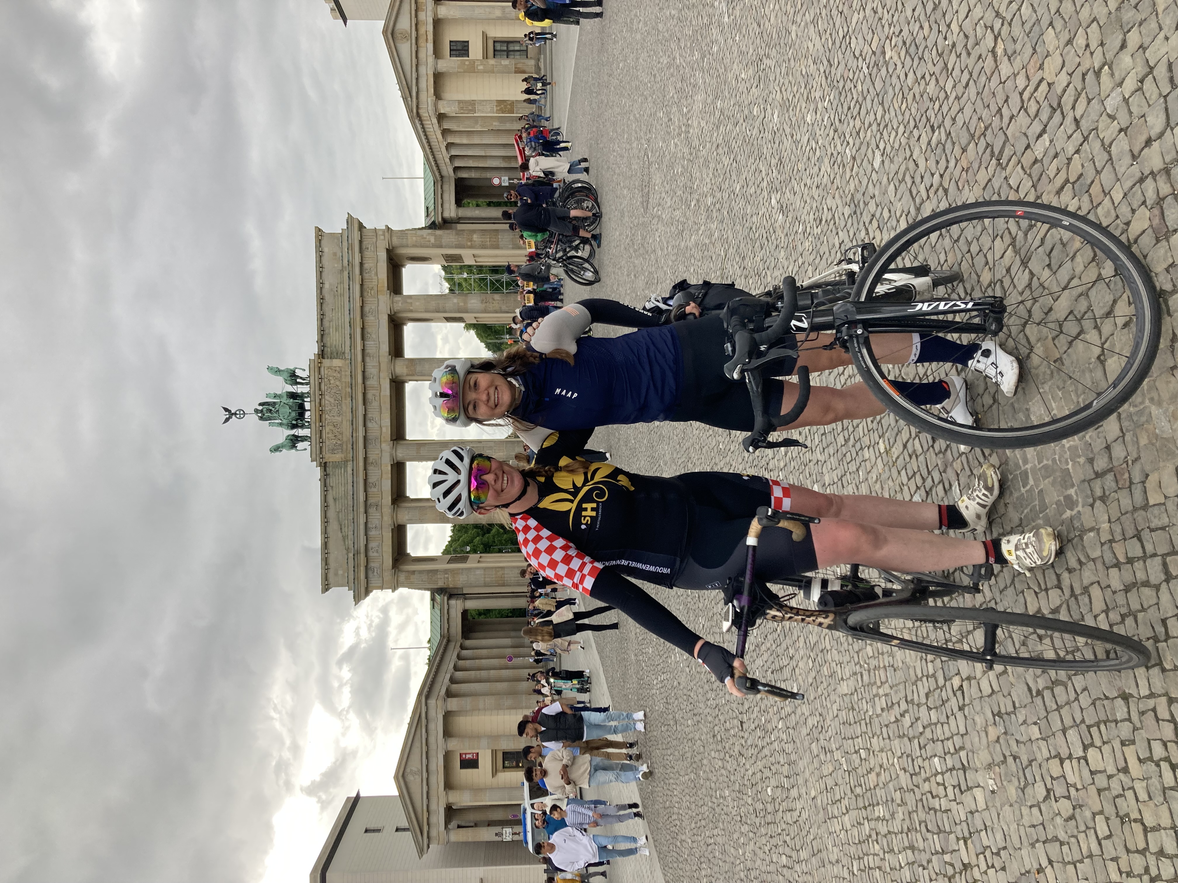 Merel en Karin bij het Brandenburger Tor in Berlijn
