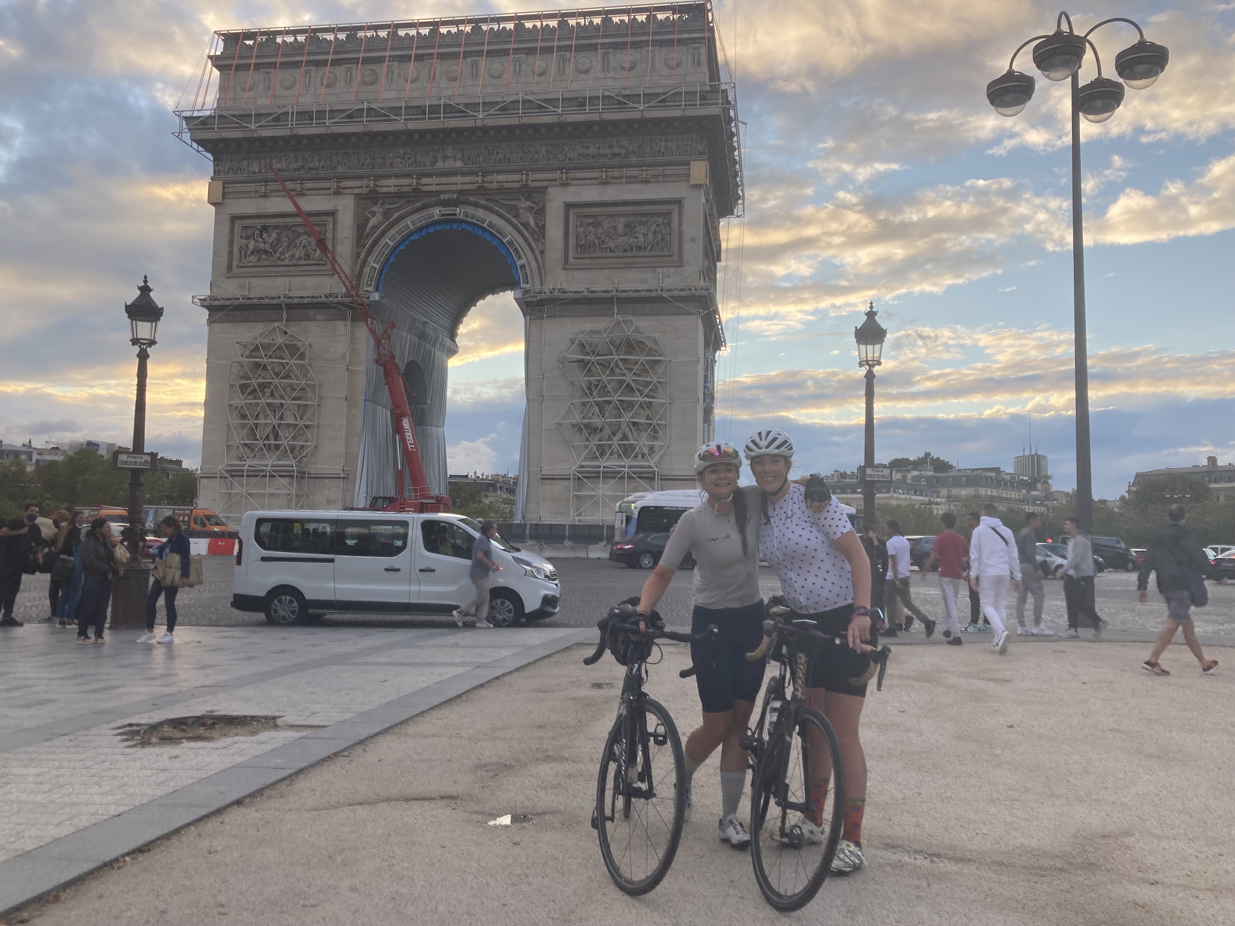 Merel en Karin bij de Arc de Triomphe in Parijs